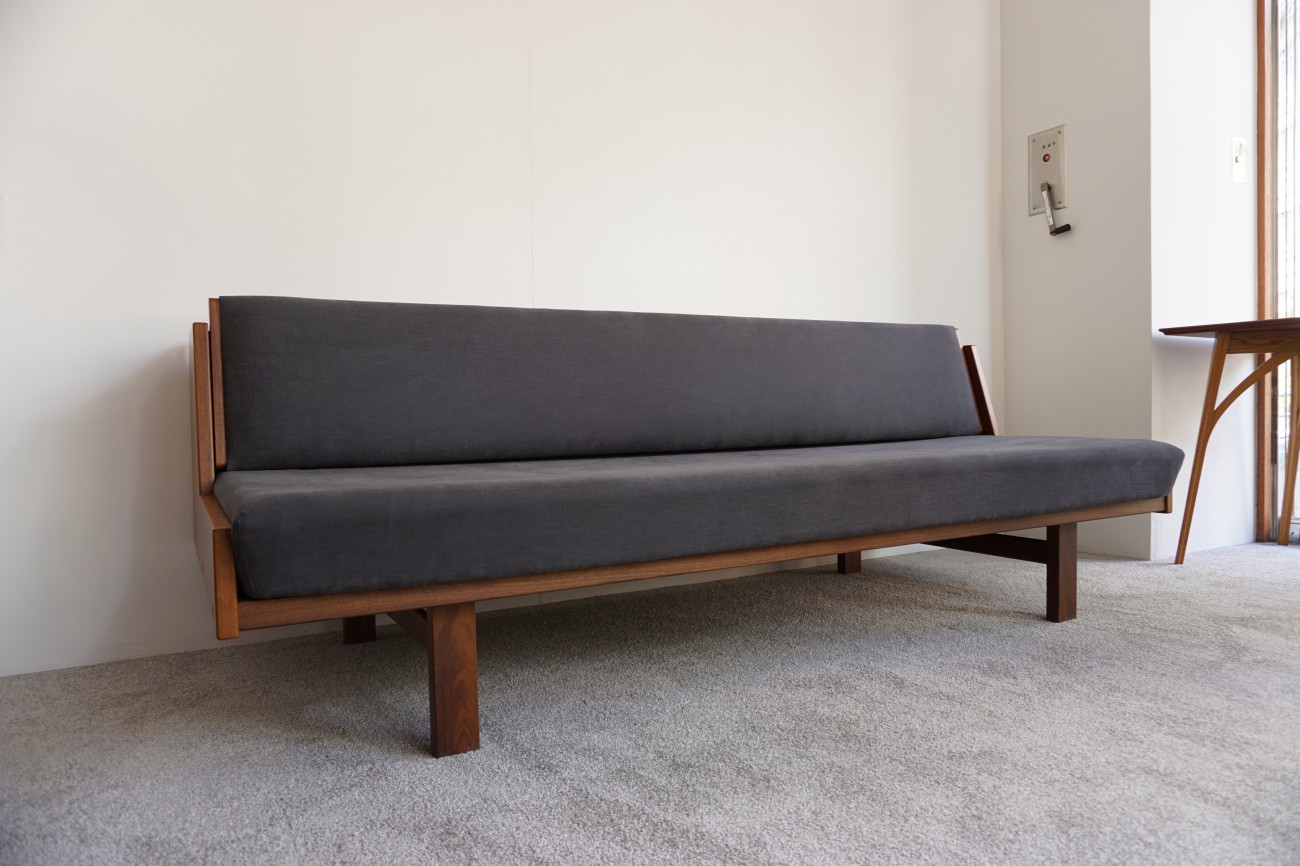 Hans J.Wegner GE258 Daybed sofa Teak GETAMA / ハンス・ウェグナー デイベッド ソファ チーク 角脚 ゲタマ  « 過去販売商品 « メンテナンス前後の比較 « ハンス・J・ウェグナー(Hans J Wegner) « デイベッド GE258,GE259 «  ソファ・チェア « VINTAGE ...